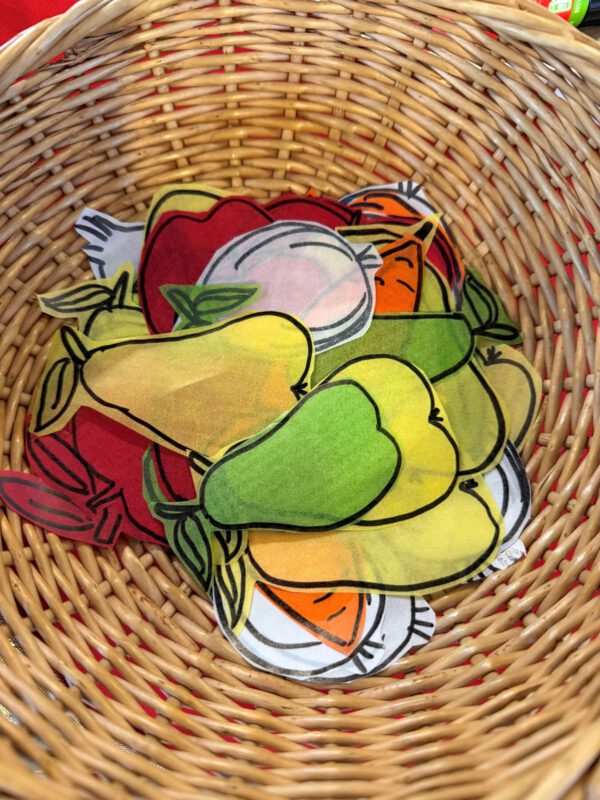 Obst aus Transparentpapier in einem Körbchen 