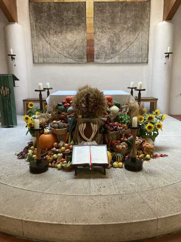 Blick auf den Erntealtar in Esting St. Elisabeth.