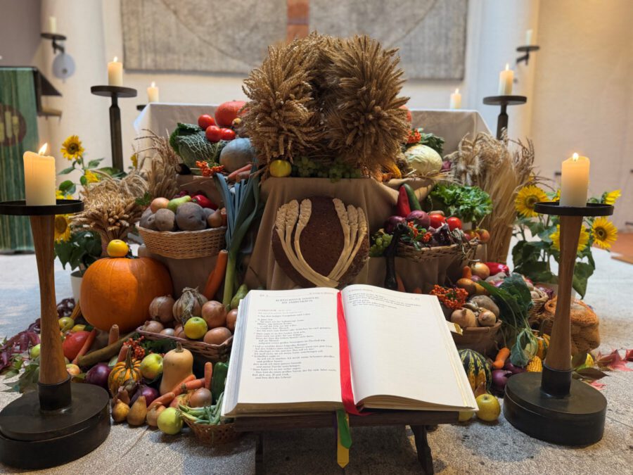 Nahhaufnahme vom Estinger Erntealtar mit Erntekrone, Obst, Gemüse und dem Evangelienbuch