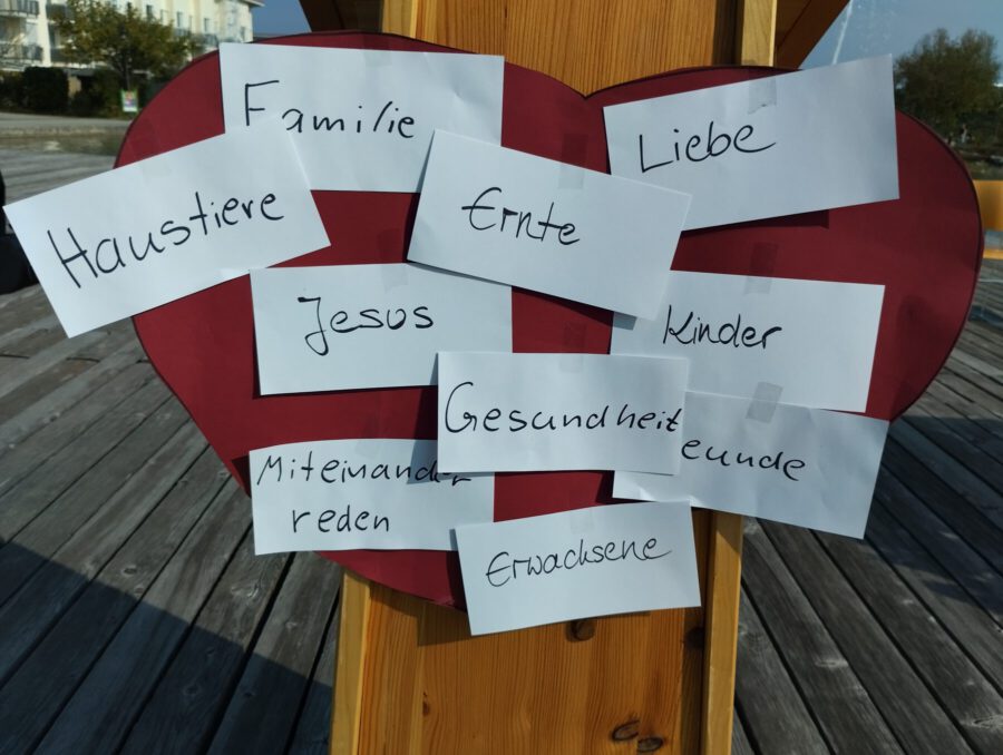 Herz mit Zetteln, auf denen innere Schätze geschrieben stehen. Zweites Symbol der Kinderpredigt 