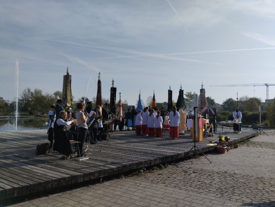 Altardienst und Fahnenabordnungen auf der Seebühne im Schwaigfeld 