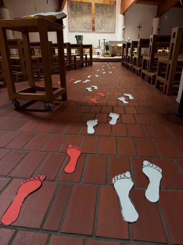 Fußspuren aus Papier in der Olchinger Kirche