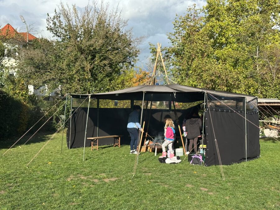 Pfadfinderzelt mit Kindern und Jugendlichen im Pfarrgarten