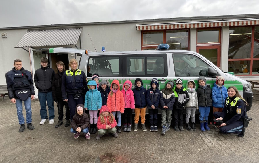 Tatütata ganz nah! Olchinger Polizei im Pfarrkindergarten