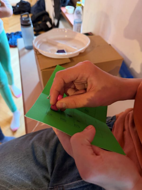 Ein Kind bringt einen Stempel auf einem Papier auf. Stempel als Bild für das Siegel des hl. Geistes