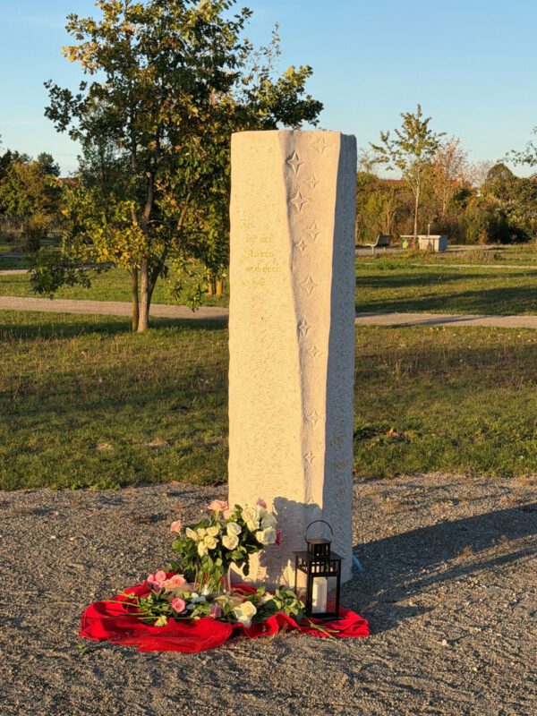 Stele der Sternenkinder auf dem Parkfriedhof