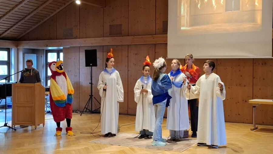 Kinder spielen das Pfingstereignis als Theater nach 